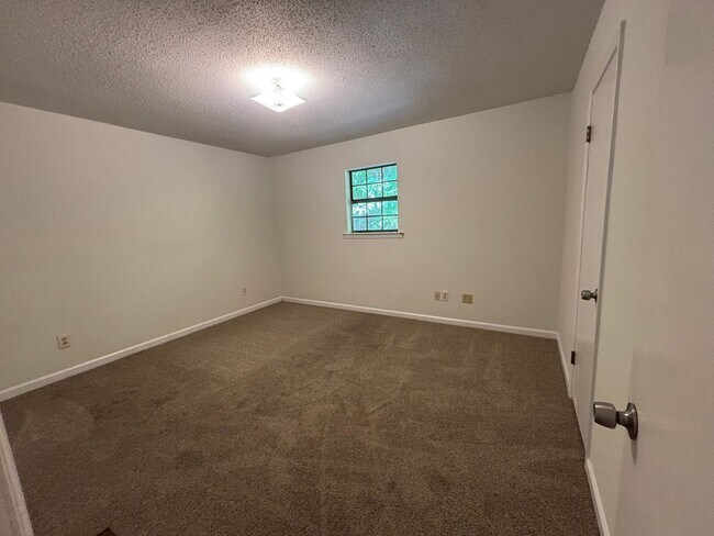 Building Photo - 401 Chateau Dr SE