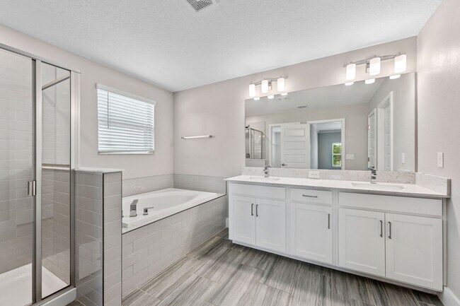 Building Photo - Stunning 4 BR + LOFT /2.5 BA/ 2 CG home in Gorgeous Bexley!