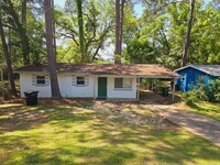 Building Photo - Bright and airy home located near both maj...
