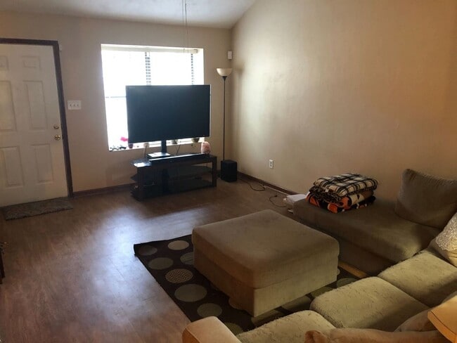 Building Photo - Two-Story 2 bed/2bath townhouse off Park Avenue!