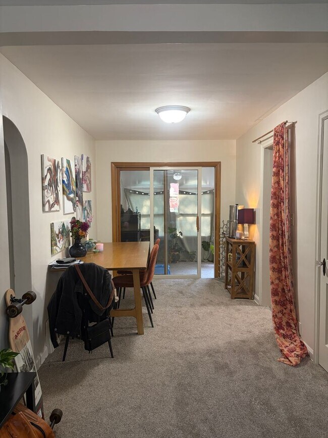 Building Photo - Bellevue Home For Rent!