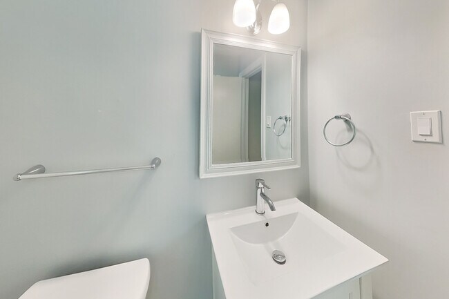 Building Photo - 2902 Delcourt Dr