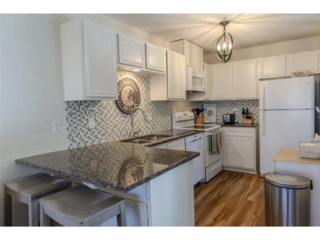 Building Photo - 7589 Zinnia Way N