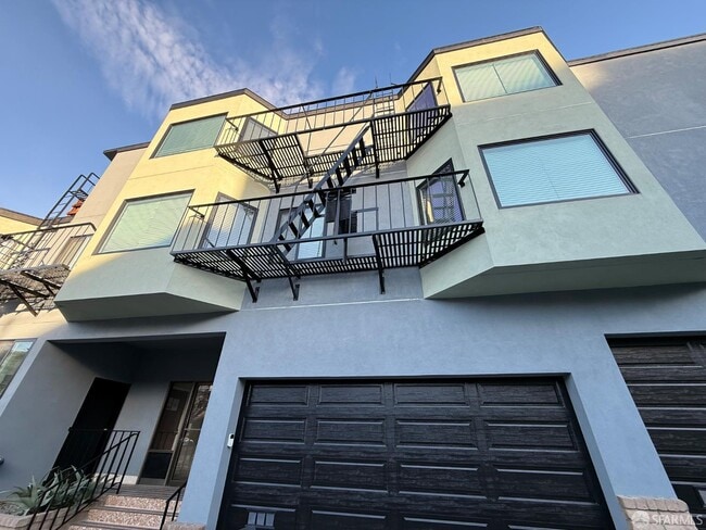 Building Photo - 1360 Lyon St