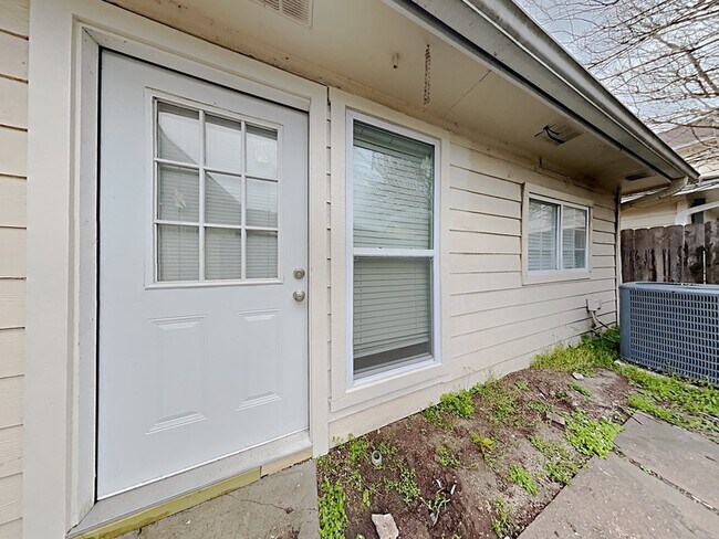 Building Photo - 14020 Schroeder Rd