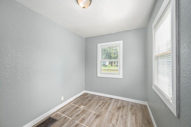 Building Photo - Charming 2-Story Home on Corner Lot in Ray...