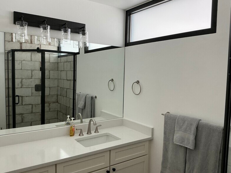 Building Photo - 736 Main Ave