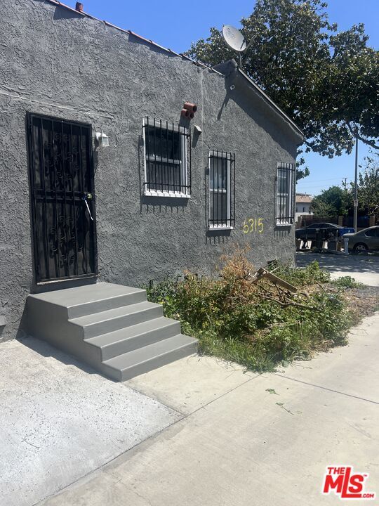 Building Photo - 6315 S Victoria Ave