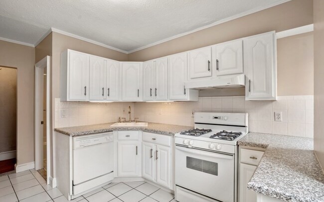 Building Photo - Gorgeous 3 bedroom unit in Brookline!