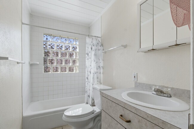 Building Photo - 1901 W La Salle St