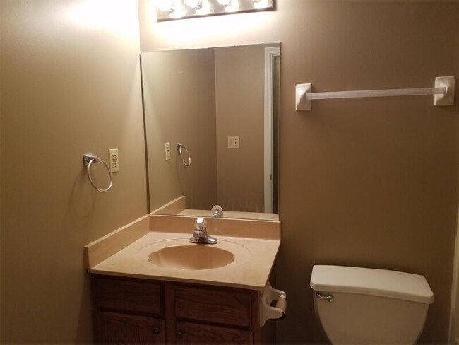 Building Photo - 1004 Show Boat Cove