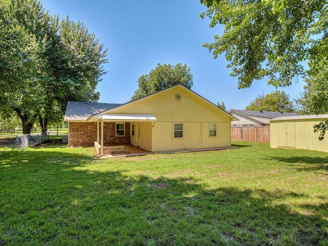 Building Photo - $300 0ff your move in for October 1st! All...