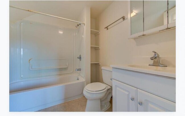 Building Photo - 8 bedroom in Seattle WA 98105