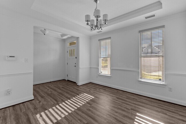 Building Photo - Exquisite 4-bedroom, 2.5-bath home located in the charming city of Chesapeake