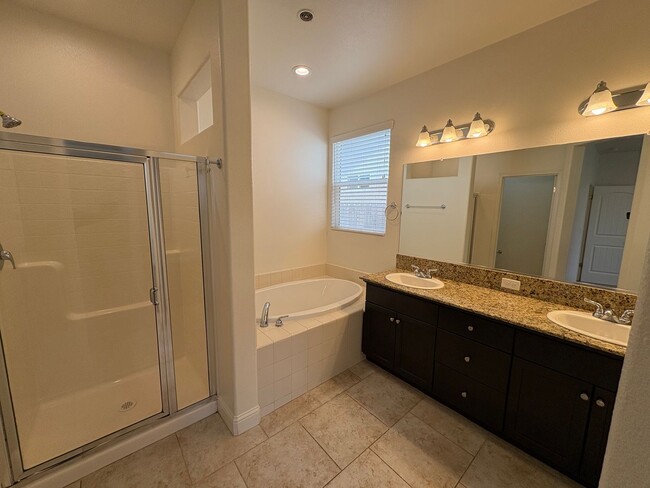Building Photo - 3 Bedroom Home located NW Visalia!