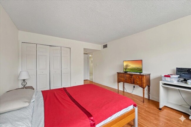 Building Photo - 16251 Golf Club Rd