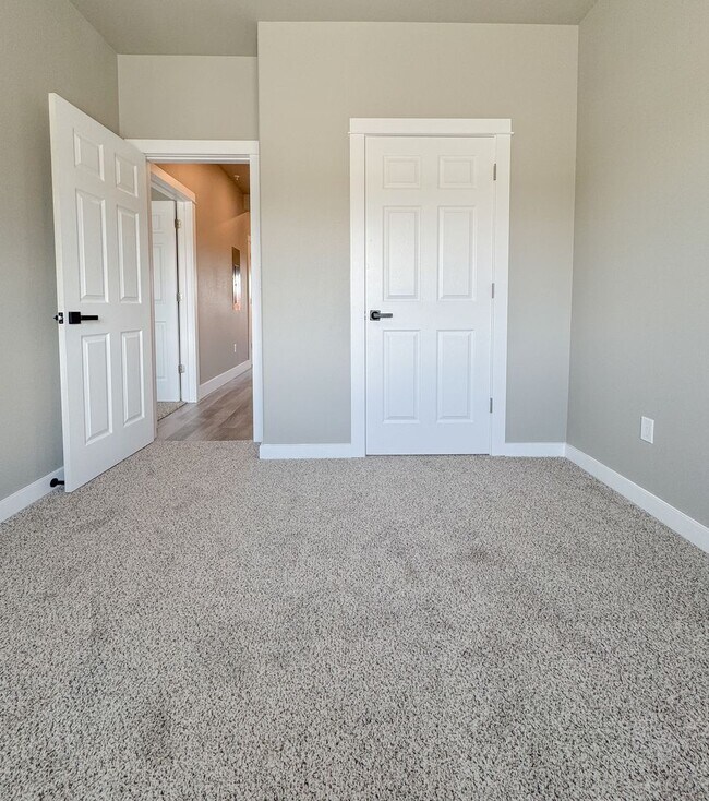 Building Photo - Pet Friendly 2 bed/ 2 bath unit at Soldier...