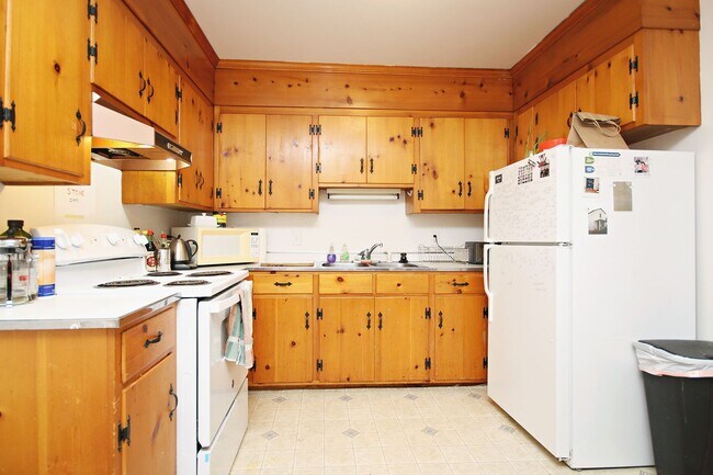 Building Photo - Walkable Top-Floor 2BR Near UVA Grounds, Medical Center & Downtown