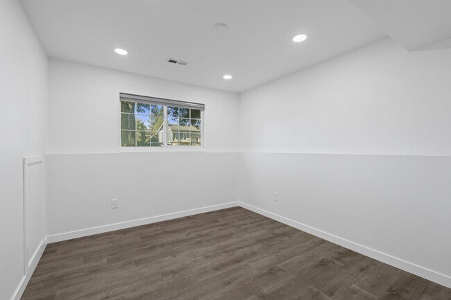 Building Photo - 220 N Hodges Rd
