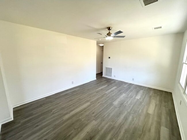 Building Photo - Coming Soon-2/5/26!- Charming 3- bedroom home with a move in special!