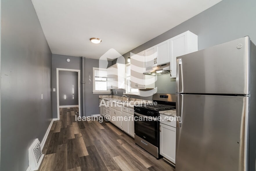 Building Photo - 204 E Thrush Ave