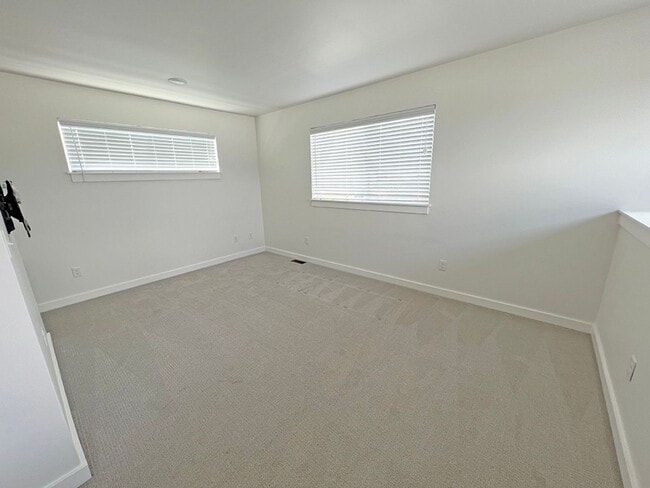 Building Photo - Well Kept Single Family Detached Home with...