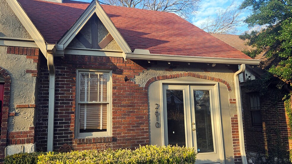 Building Photo - 2610 Woodlawn Dr