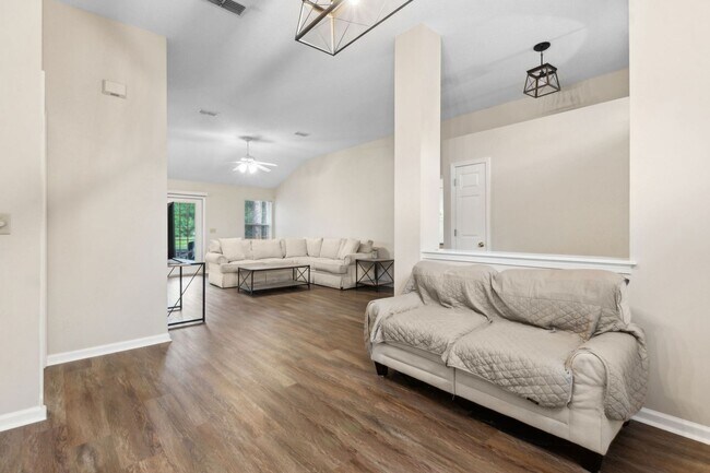 Building Photo - Charming Amelia Island Home in a Private C...