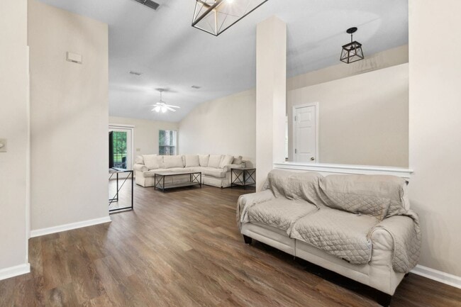 Building Photo - Charming Amelia Island Home in a Private Cul-de-Sac