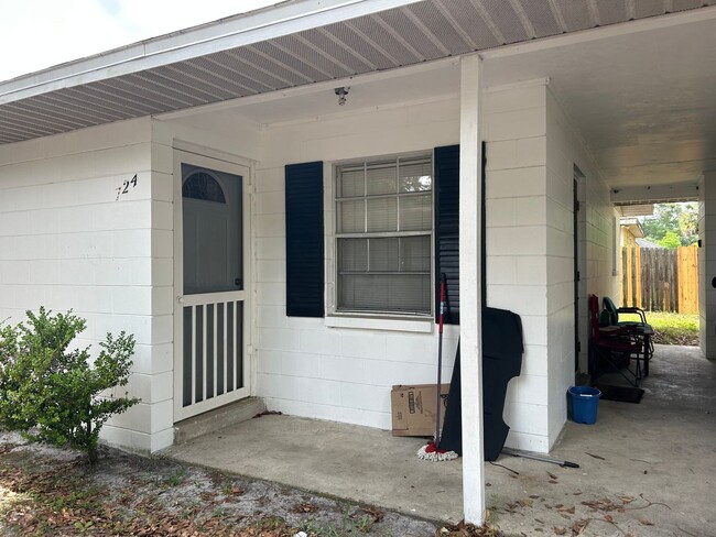Primary Photo - Quaint 2/1 with Covered Porch Near UF