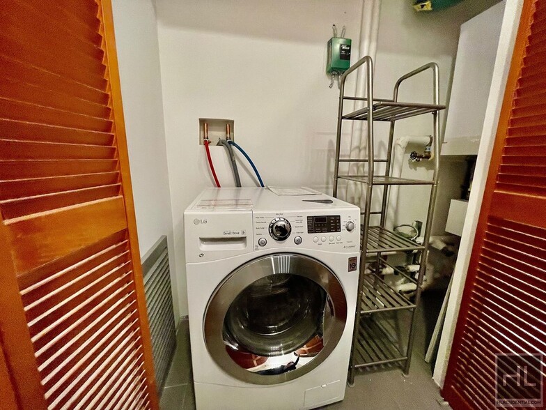 Building Photo - 28 AVENUE