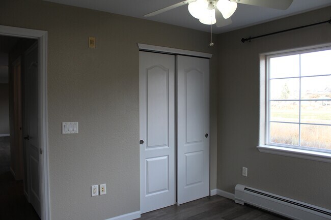 Building Photo - 495 River View Dr