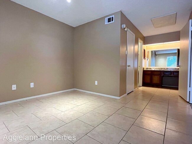 Building Photo - 1 br, 1 bath House - 1901 Holleman Drive W...