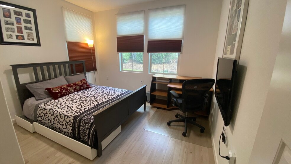 Building Photo - 22 Poppy