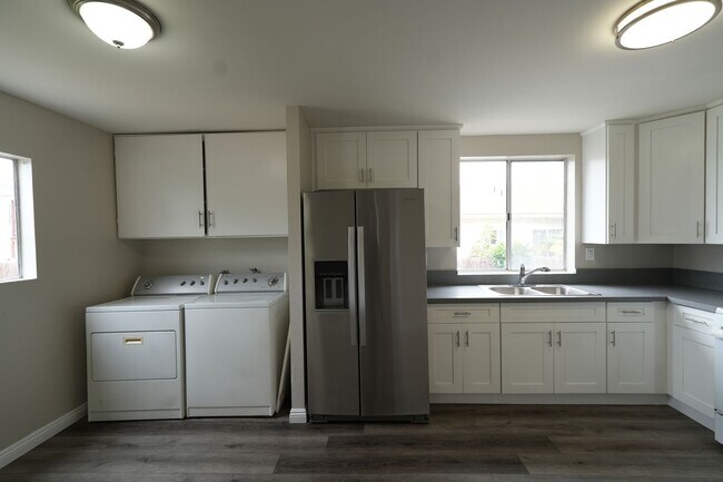 Building Photo - 440 RAYVON