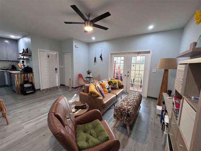 Building Photo - 1417 Avon Ln