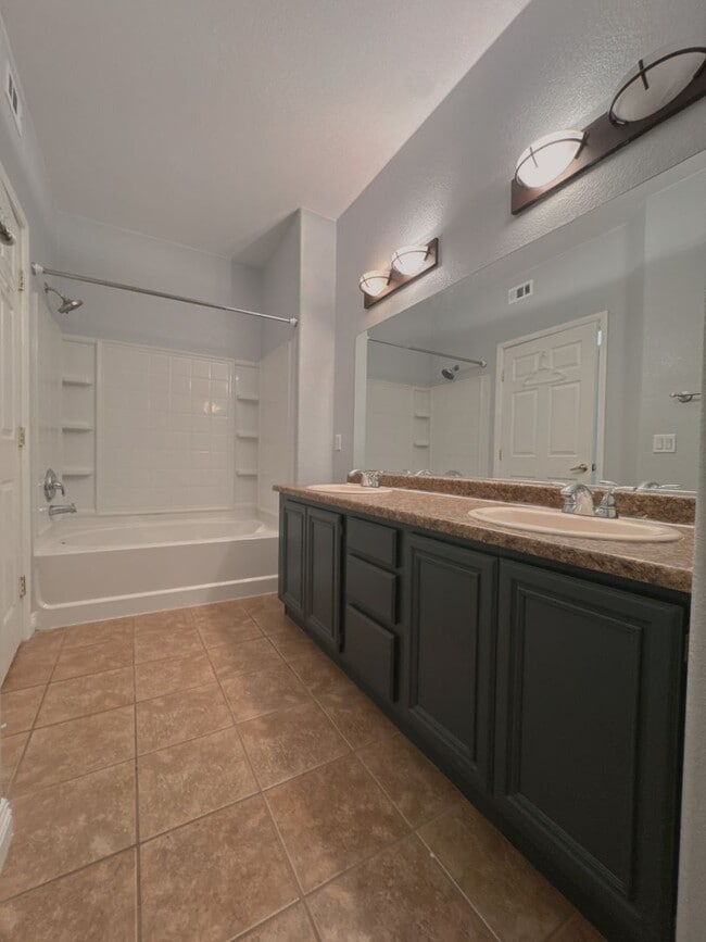 Building Photo - 2b2b Condo