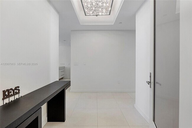 Building Photo - 15811 Collins Ave