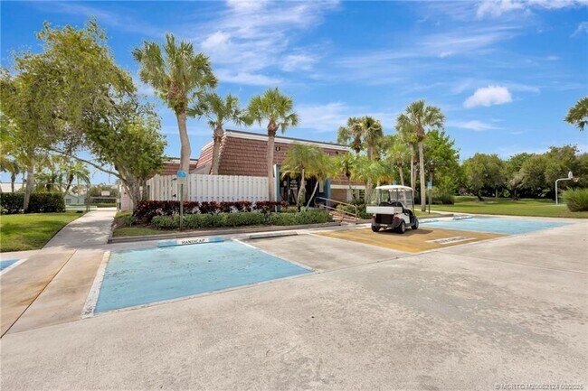 Building Photo - 2930 SW Sunset Trace Cir