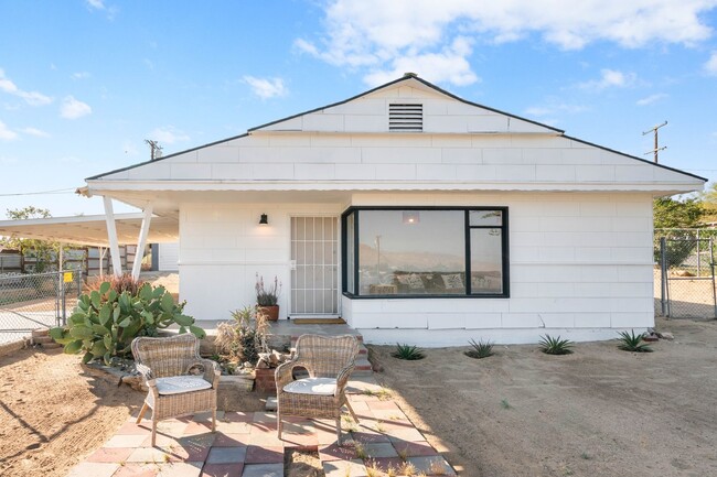 Building Photo - Modern 3-Bedroom Desert Bungalow with Stunning Views – Unfurnished - Price reflects MOVE IN SPECI...