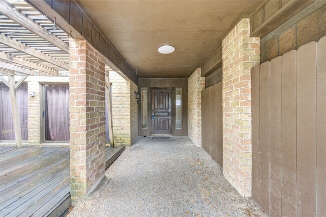 Building Photo - 165 Old Bridge Lake St