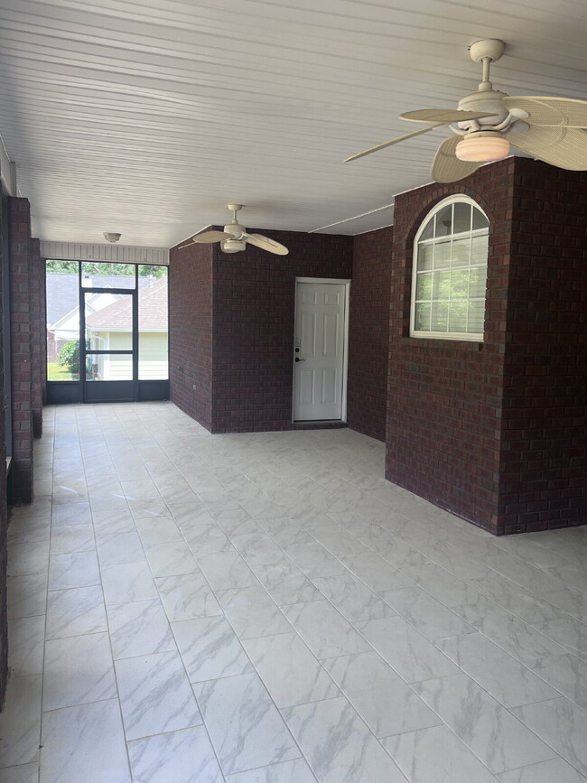 Building Photo - 105 Par Ct