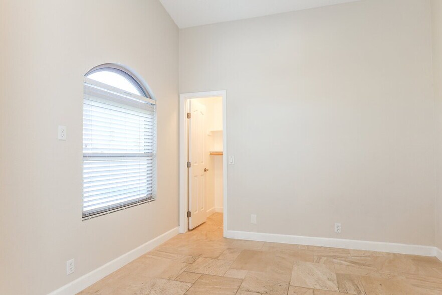Building Photo - 4452 E Wildwood Dr