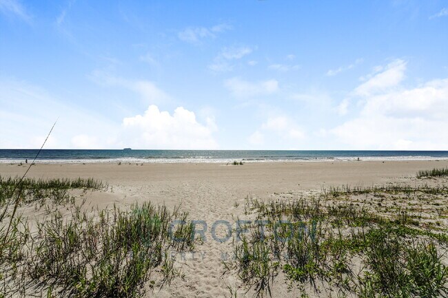 Building Photo - Beautiful Oceanfront Condo in Cocoa Beach!