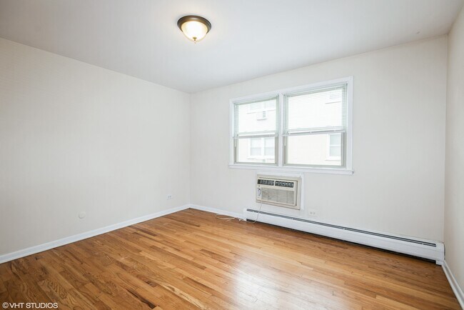 Building Photo - 1320 W Lunt Ave