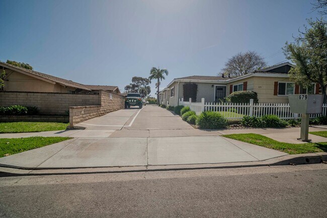 Building Photo - 679 Center St