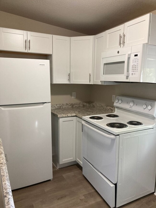 Building Photo - 1 Bedroom Fully Remodeled
