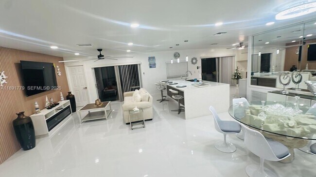 Building Photo - 541 SE 17th Ave