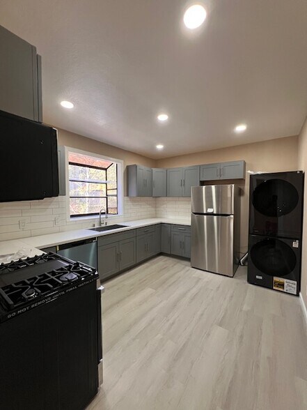 Building Photo - 2065 Alameda Ave