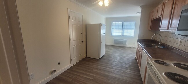 Building Photo - 1 bedroom 1 bath studio apartment